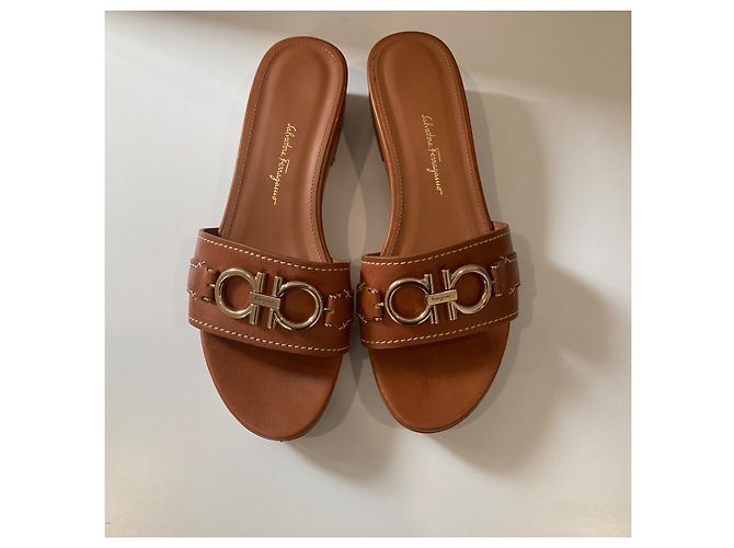 Salvatore Ferragamo Sandali Ferragamo con ornamento Gancini pelle marrone - vista 2