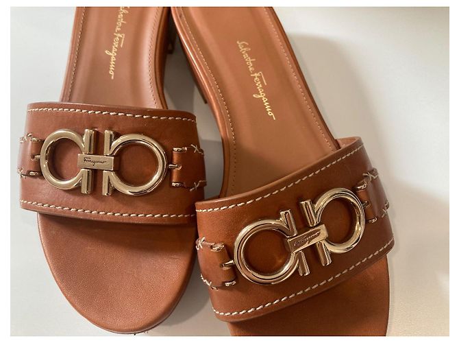 Salvatore Ferragamo Sandali Ferragamo con ornamento Gancini pelle marrone - vista 3