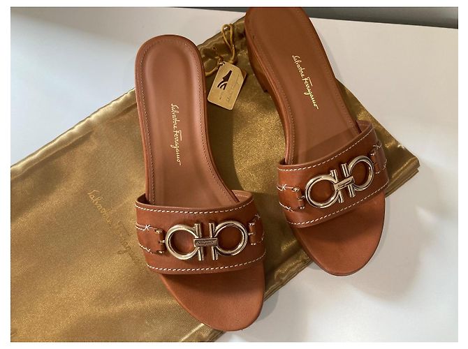 Salvatore Ferragamo Sandali Ferragamo con ornamento Gancini pelle marrone - vista 4