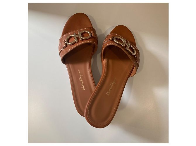 Salvatore Ferragamo Sandali Ferragamo con ornamento Gancini pelle marrone - vista 6