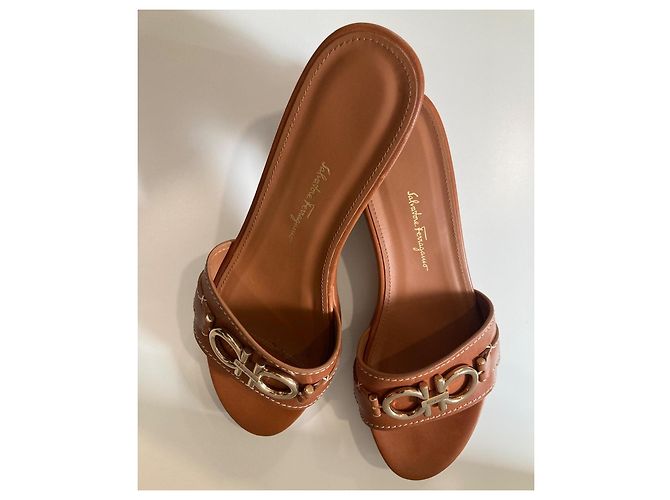 Salvatore Ferragamo Sandali Ferragamo con ornamento Gancini pelle marrone - vista 7
