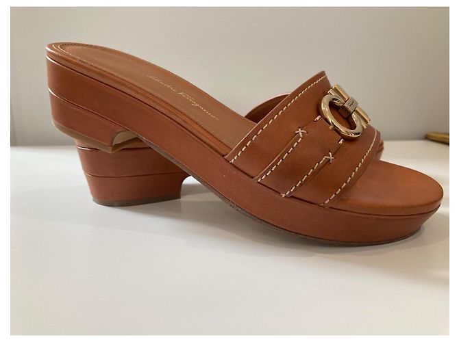 Salvatore Ferragamo Sandali Ferragamo con ornamento Gancini pelle marrone - vista 8
