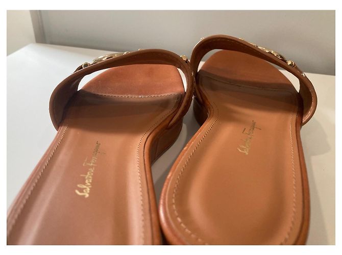 Salvatore Ferragamo Sandali Ferragamo con ornamento Gancini pelle marrone - vista 9