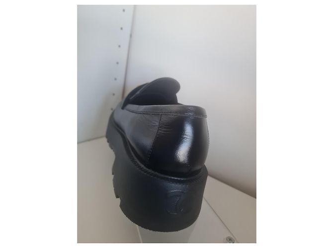 Chanel Loafer aus schwarzem Lackleder mit Profilsohle - Ansicht 11
