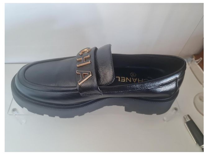 Chanel Loafer aus schwarzem Lackleder mit Profilsohle - Ansicht 12