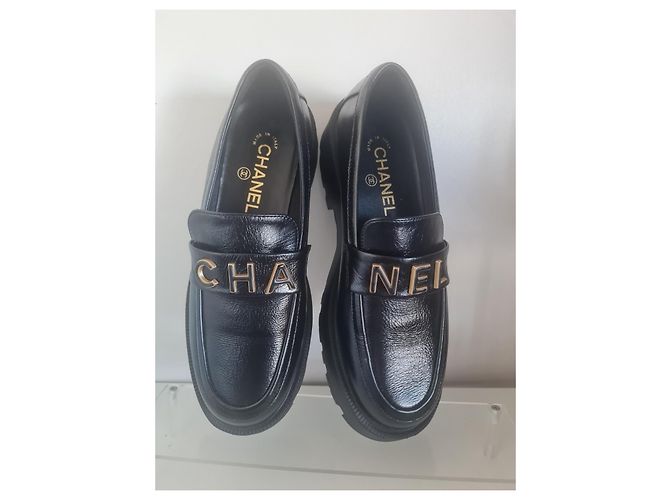 Chanel Loafer aus schwarzem Lackleder mit Profilsohle - Ansicht 2
