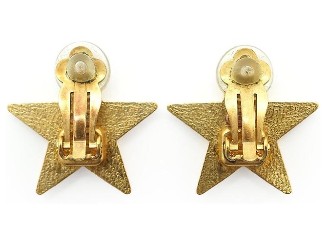 Timeless Chanel Orecchini a clip logo CC stella in metallo dorato e crema D'oro - vista 2