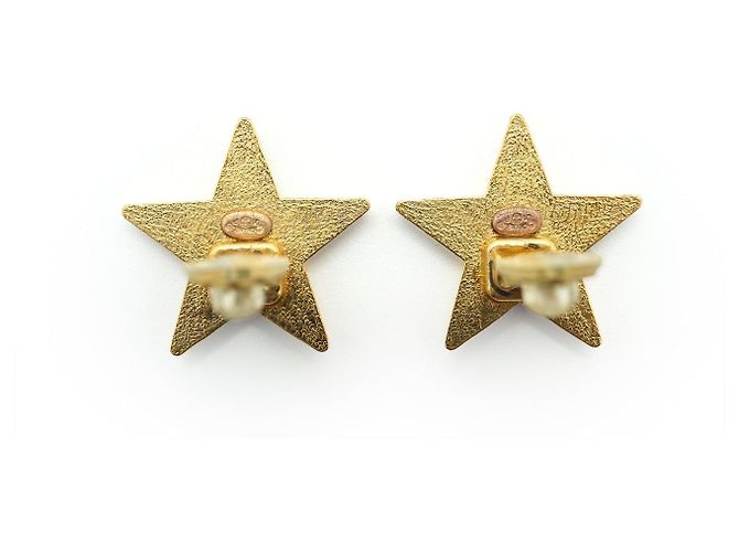 Timeless Chanel Orecchini a clip logo CC stella in metallo dorato e crema D'oro - vista 3