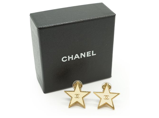 Timeless Chanel Orecchini a clip logo CC stella in metallo dorato e crema D'oro - vista 6