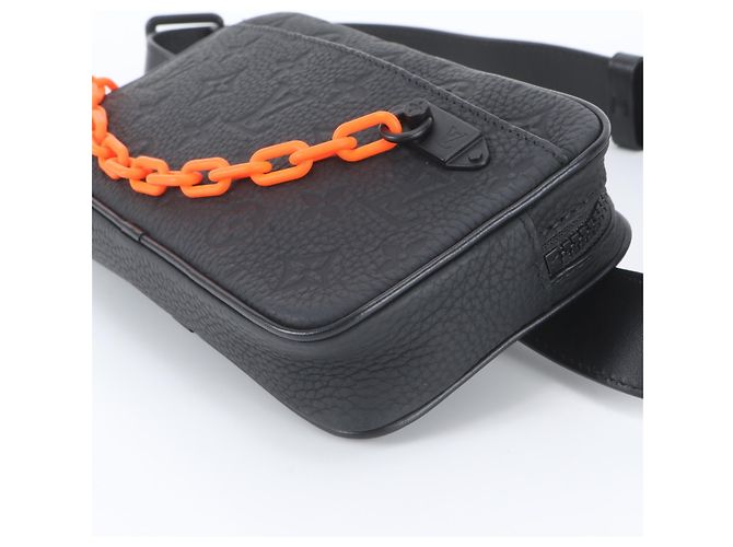 Pochette Volga Louis Vuitton en cuir Taurillon Monogram Noir - vue 5