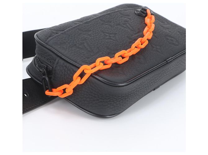 Pochette Volga Louis Vuitton en cuir Taurillon Monogram Noir - vue 6