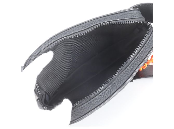 Pochette Volga Louis Vuitton en cuir Taurillon Monogram Noir - vue 8