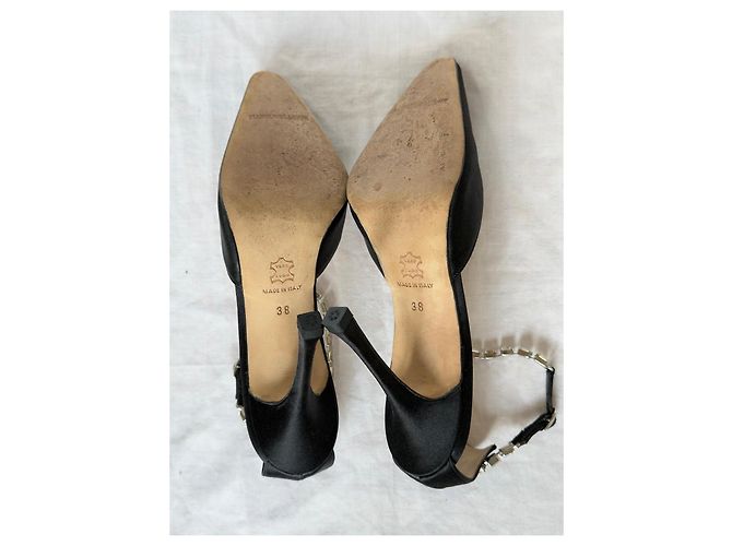 Décolleté Slingback Manolo Blahnik in raso nero con cristalli - vista 10
