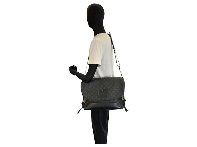 Bolso Messenger Louis Vuitton Monogram Eclipse Negro - vista 7