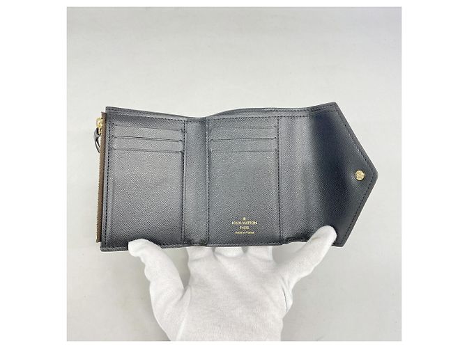 Portafoglio Tri-fold Louis Vuitton Monogram Reverse Portefeuille Victorine Marrone - vista 3