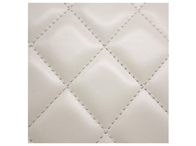 Borsa a tracolla con catena Chanel Matelassé Bianco - vista 12