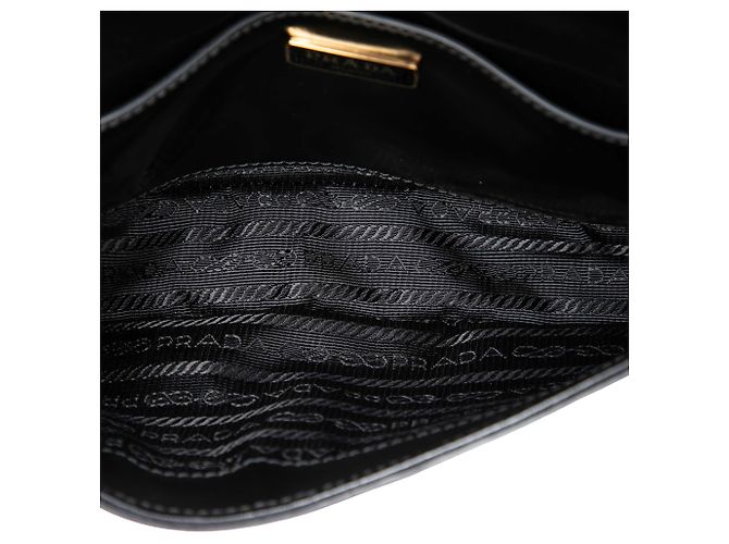 Prada Bolsa crossbody em couro de bezerro macio preto com corrente - vista 4