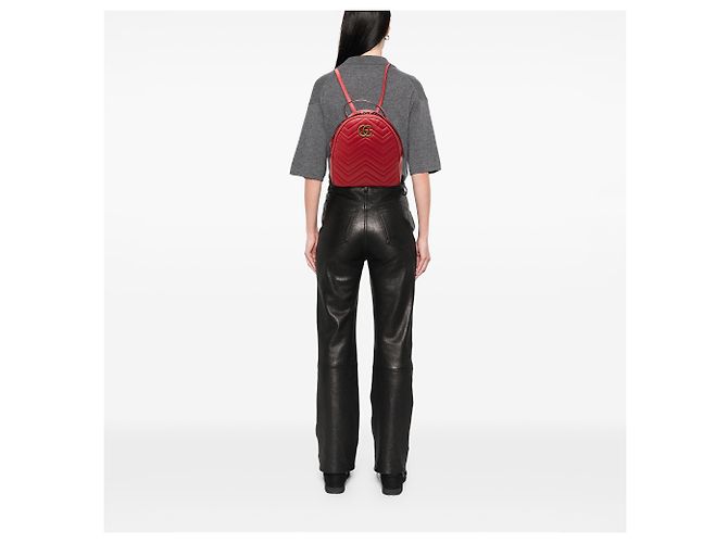 Gucci Small GG Marmont Rucksack aus gestepptem Leder in Rot - Ansicht 6
