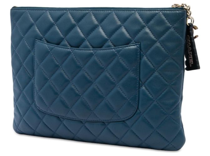 Chanel Blue Medium Quilted Lambskin Cuba La Habana O Case Clutch Blu scuro - vista 2