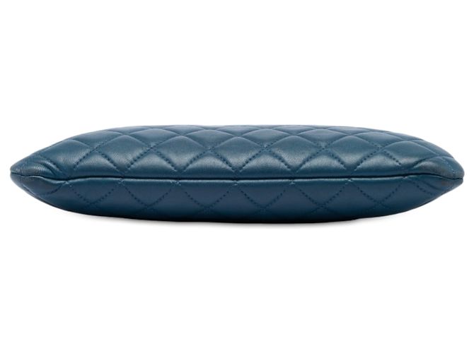 Chanel Blue Medium Quilted Lambskin Cuba La Habana O Case Clutch Blu scuro - vista 3