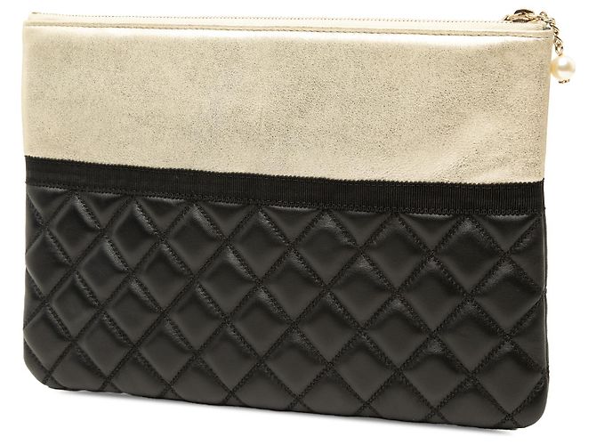 Clutch Chanel Pearl O Case in lambskin matelassé nero e vitello metallizzato, dimensione Medium - vista 2