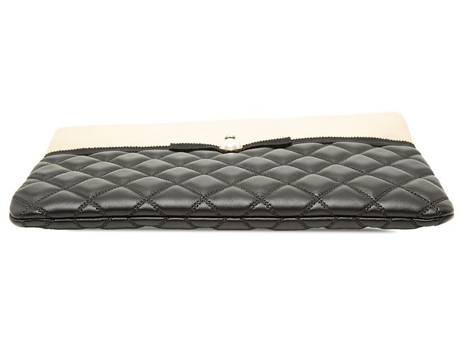 Clutch Chanel Pearl O Case in lambskin matelassé nero e vitello metallizzato, dimensione Medium - vista 3