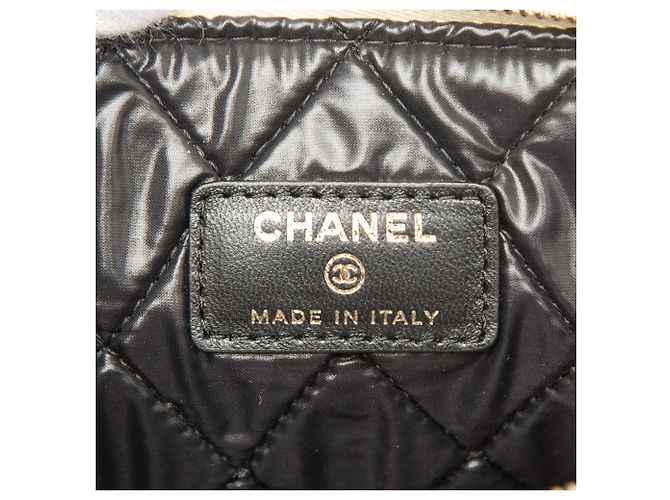 Clutch Chanel Pearl O Case in lambskin matelassé nero e vitello metallizzato, dimensione Medium - vista 5
