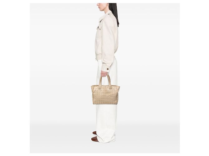 Bolso Tote Chanel Beige New Travel Line de Nylon - vista 8
