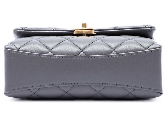 Chanel Gray Paris Manchester Small Quilted Lambskin Faux Pearl Flap Marrone Grigio antracite - vista 3