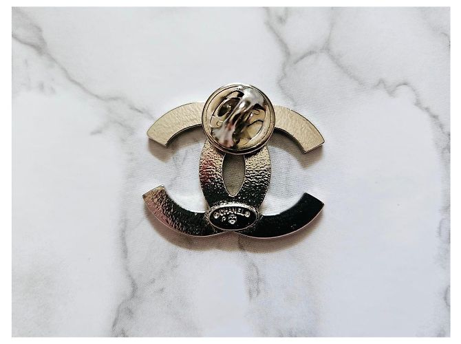Broche Chanel Logo CC Preto Prata - vista 2