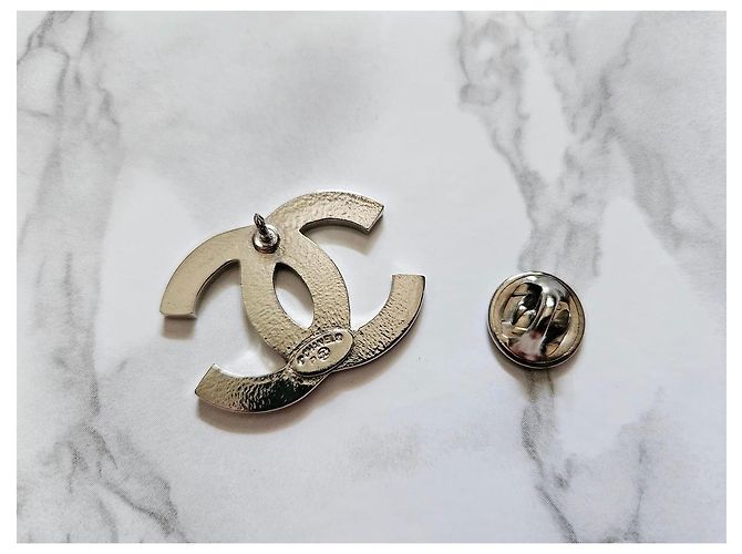Broche Chanel Logo CC Preto Prata - vista 3