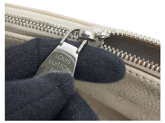 Bolso Louis Vuitton Monogram Mahina Selene PM Crudo - vista 11