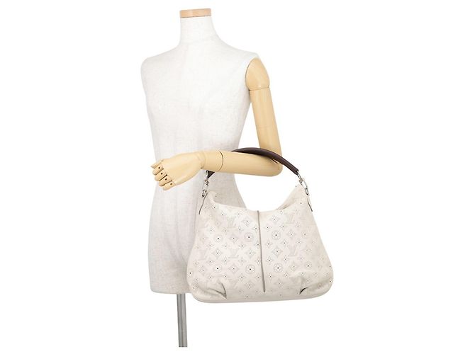 Bolso Louis Vuitton Monogram Mahina Selene PM Crudo - vista 4