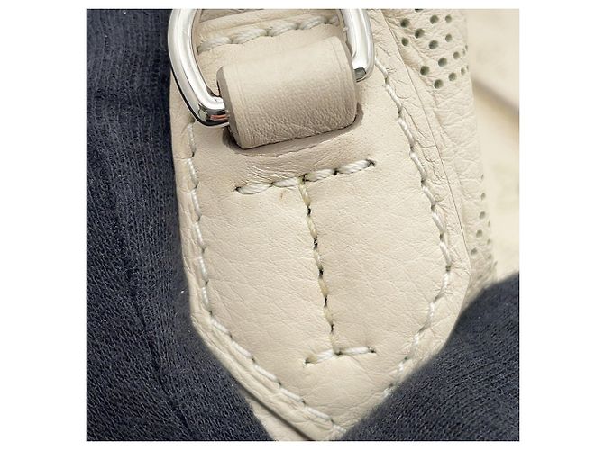 Bolso Louis Vuitton Monogram Mahina Selene PM Crudo - vista 9