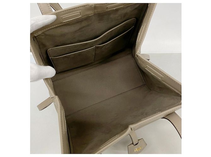 Fendi Origami Schultertasche aus Leder in Grayish Grau - Ansicht 4