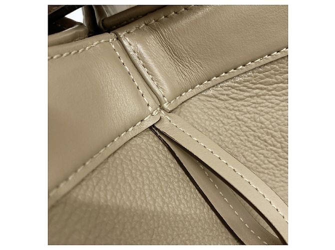 Fendi Origami Schultertasche aus Leder in Grayish Grau - Ansicht 9