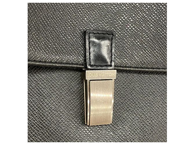 Borsa a tracolla Louis Vuitton Taiga Yaranga Grigio - vista 11