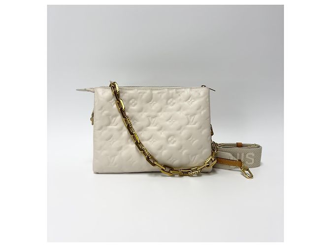 Louis Vuitton Coussin Monogram Embossed Lambskin PM Branco - vista 2