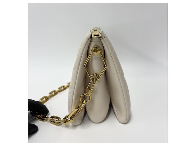 Louis Vuitton Coussin Monogram Embossed Lambskin PM Branco - vista 3