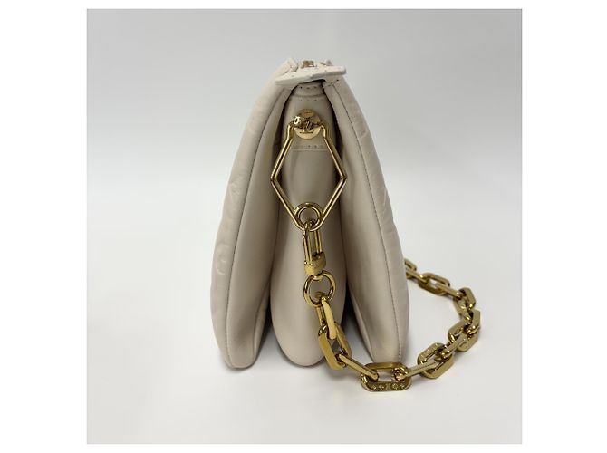 Louis Vuitton Coussin Monogram Embossed Lambskin PM Branco - vista 4