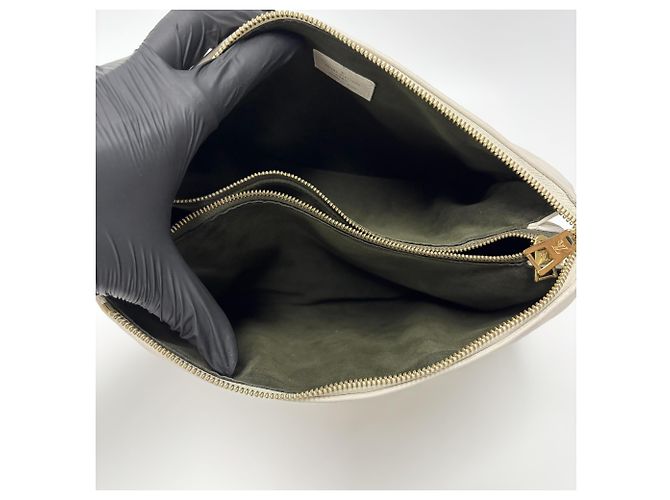 Louis Vuitton Coussin Monogram Embossed Lambskin PM Branco - vista 5