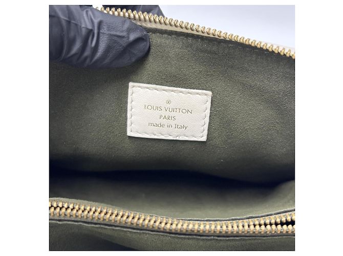 Louis Vuitton Coussin Monogram Embossed Lambskin PM Branco - vista 6