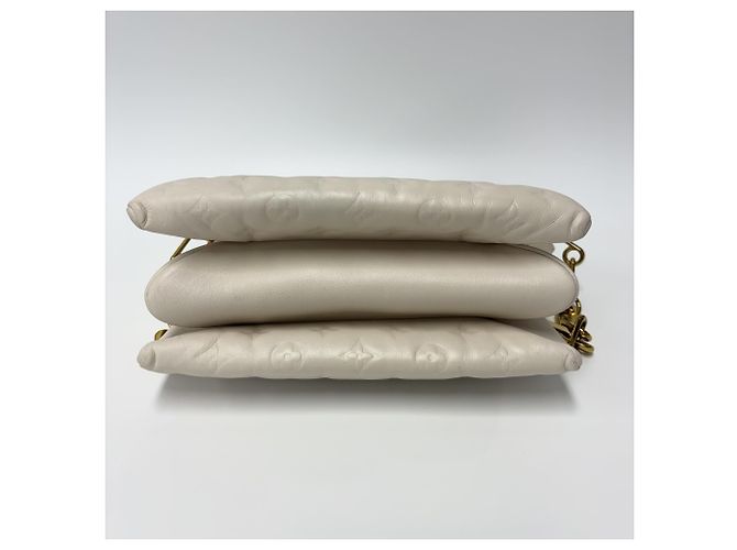 Louis Vuitton Coussin Monogram Embossed Lambskin PM Branco - vista 7