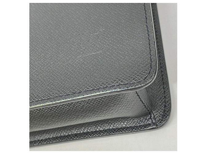 Louis Vuitton Taiga Robusto 1 Briefcase Cinza - vista 7