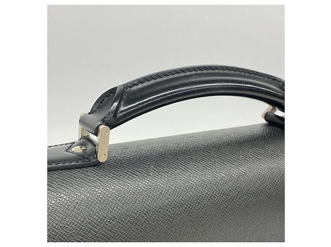 Louis Vuitton Taiga Robusto 1 Briefcase Cinza - vista 8