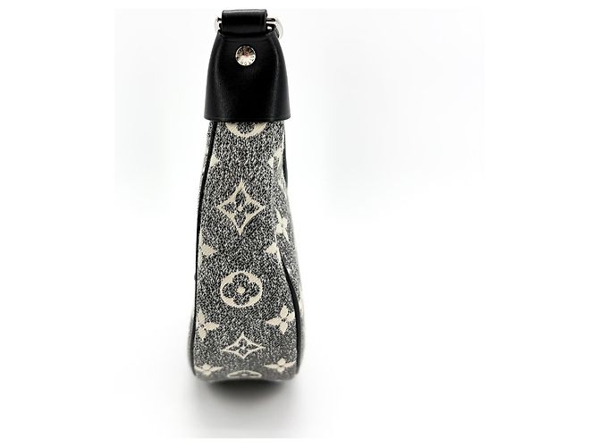 Louis Vuitton Loop Monogram Denim Negro - vista 3