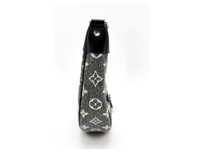 Louis Vuitton Loop Monogram Denim Negro - vista 4