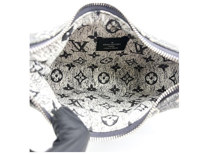 Louis Vuitton Loop Monogram Denim Negro - vista 5