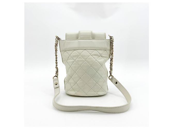 Chanel CC Lock Flap Bucket Quilted Lambskin Small Blanco - vista 2