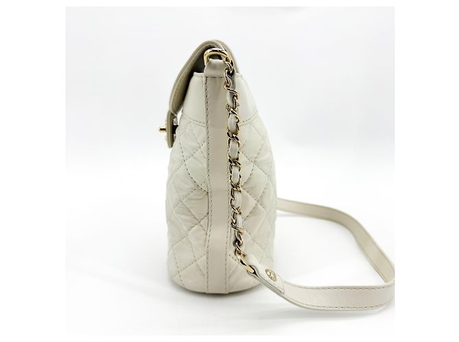 Chanel CC Lock Flap Bucket Quilted Lambskin Small Blanco - vista 3